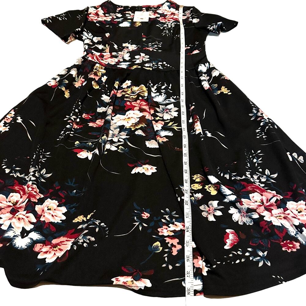 NWT Yathon Black Floral Short Sleeve Fit n' Flare Dress Women's M Medium - Picture 8 of 9